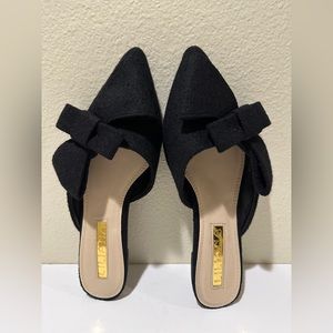 Liliana Pointed Flat Mules in Black
